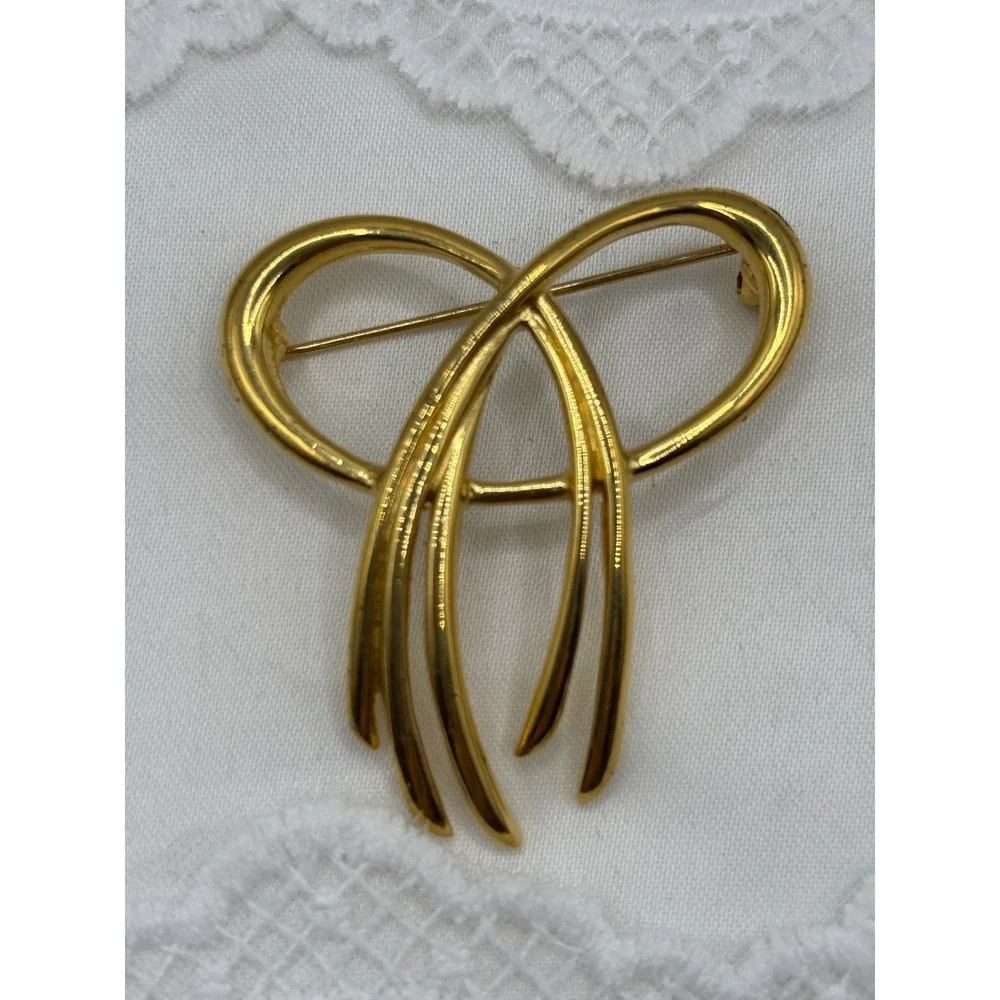 Vintage Trifari Gold Tone Abstract Swirl Ribbon Brooch Pin Elegant